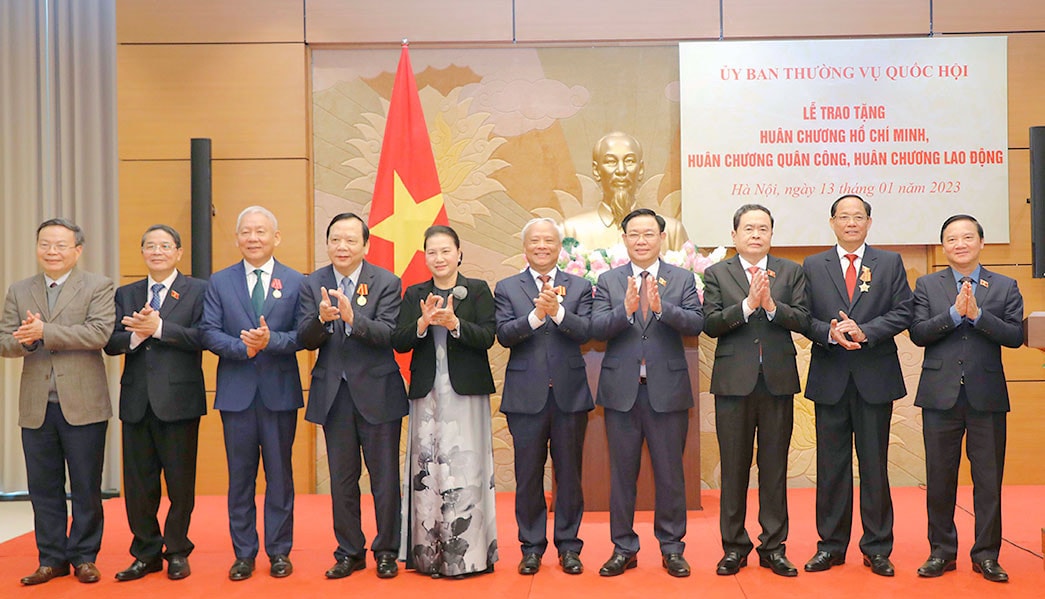 Chủ tịch Quốc hội Vương Đình Huệ trao Huân chương Hồ Chí Minh, Huân chương Quân công tặng lãnh đạo, nguyên lãnh đạo Quốc hội -0