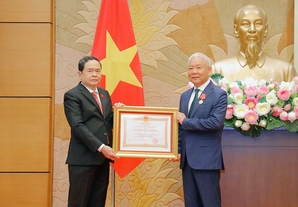 Chủ tịch Quốc hội Vương Đình Huệ trao Huân chương Hồ Chí Minh, Huân chương Quân công tặng lãnh đạo, nguyên lãnh đạo Quốc hội -0