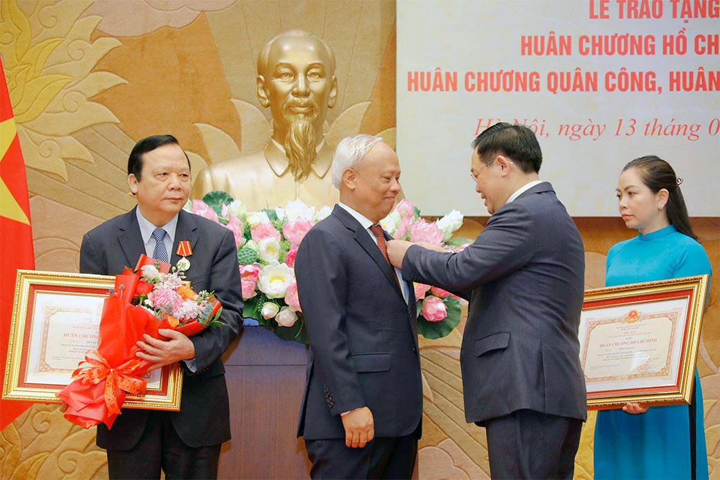 Chủ tịch Quốc hội Vương Đình Huệ trao Huân chương Hồ Chí Minh, Huân chương Quân công tặng lãnh đạo, nguyên lãnh đạo Quốc hội -0