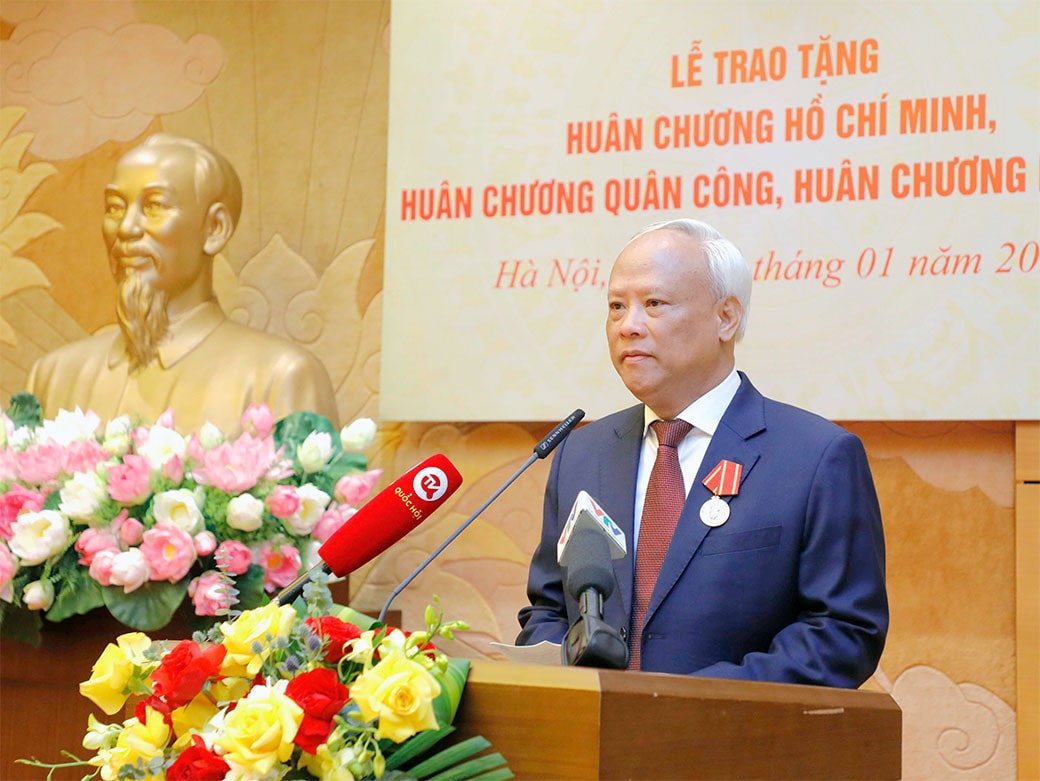 Chủ tịch Quốc hội Vương Đình Huệ trao Huân chương Hồ Chí Minh, Huân chương Quân công tặng lãnh đạo, nguyên lãnh đạo Quốc hội -0
