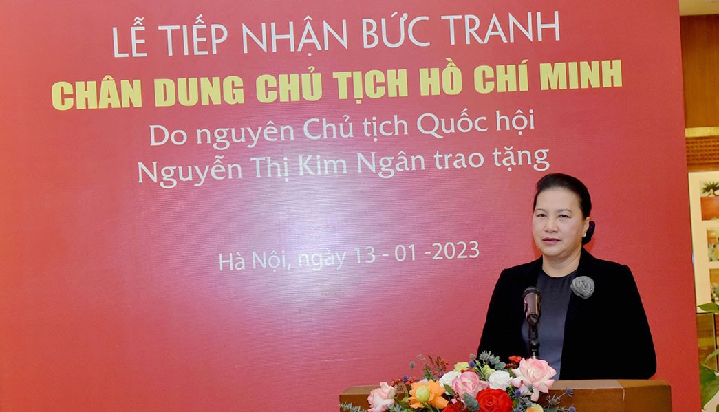 Chủ tịch Quốc hội Vương Đình Huệ tiếp nhận bức chân dung Chủ tịch Hồ Chí Minh do nguyên Chủ tịch Quốc hội Nguyễn Thị Kim Ngân trao tặng -0