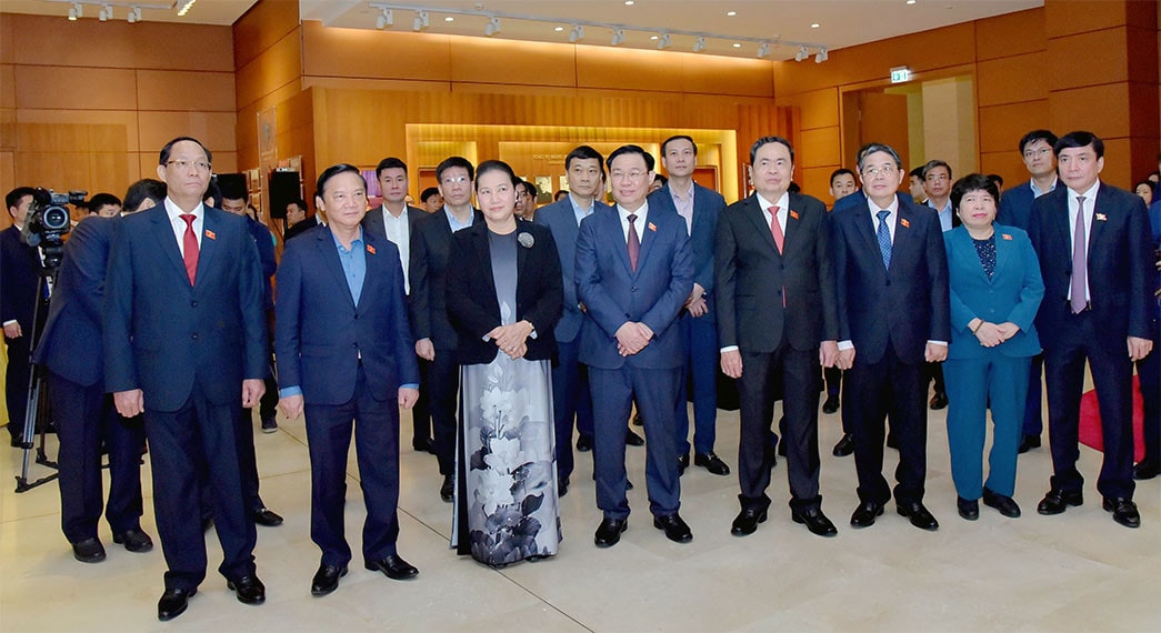 Chủ tịch Quốc hội Vương Đình Huệ tiếp nhận bức chân dung Chủ tịch Hồ Chí Minh do nguyên Chủ tịch Quốc hội Nguyễn Thị Kim Ngân trao tặng -0