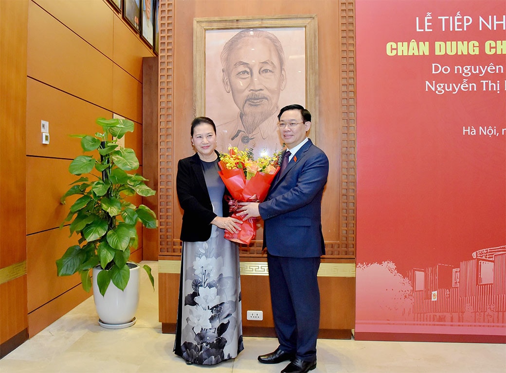 Chủ tịch Quốc hội Vương Đình Huệ tiếp nhận bức chân dung Chủ tịch Hồ Chí Minh do nguyên Chủ tịch Quốc hội Nguyễn Thị Kim Ngân trao tặng