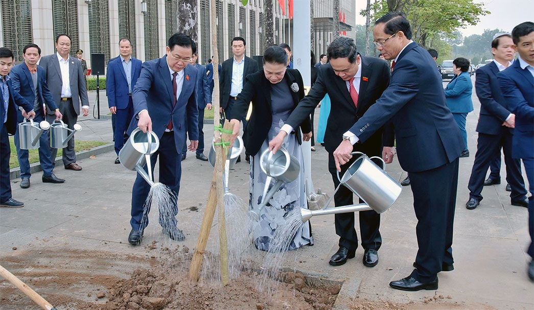 Chủ tịch Quốc hội Vương Đình Huệ tiếp nhận bức chân dung Chủ tịch Hồ Chí Minh do nguyên Chủ tịch Quốc hội Nguyễn Thị Kim Ngân trao tặng -0