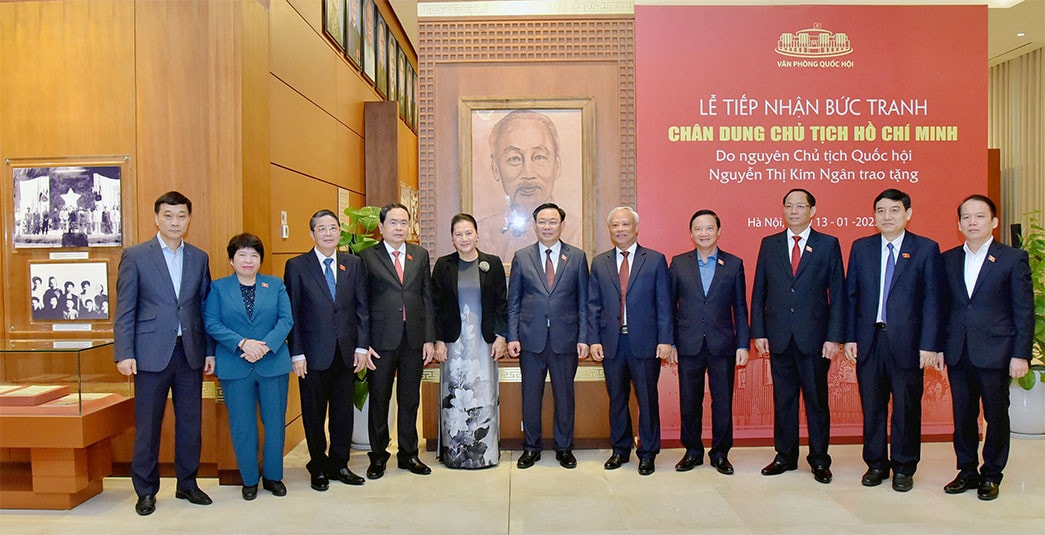 Chủ tịch Quốc hội Vương Đình Huệ tiếp nhận bức chân dung Chủ tịch Hồ Chí Minh do nguyên Chủ tịch Quốc hội Nguyễn Thị Kim Ngân trao tặng -0