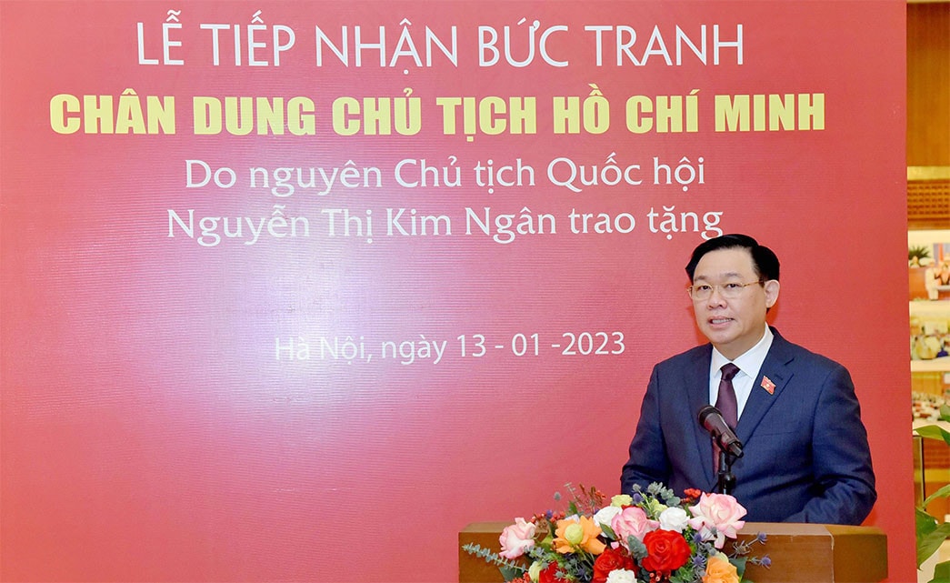Chủ tịch Quốc hội Vương Đình Huệ tiếp nhận bức chân dung Chủ tịch Hồ Chí Minh do nguyên Chủ tịch Quốc hội Nguyễn Thị Kim Ngân trao tặng -0