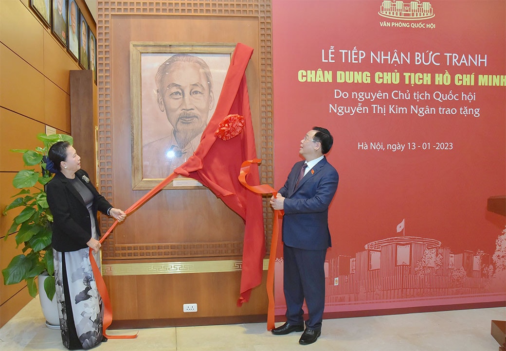 Chủ tịch Quốc hội Vương Đình Huệ tiếp nhận bức chân dung Chủ tịch Hồ Chí Minh do nguyên Chủ tịch Quốc hội Nguyễn Thị Kim Ngân trao tặng