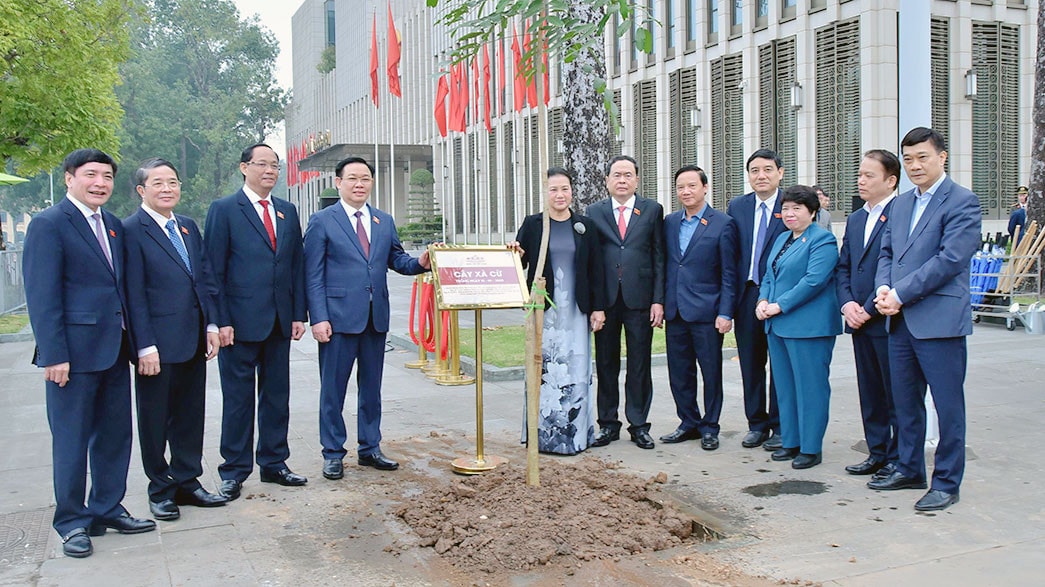 Chủ tịch Quốc hội Vương Đình Huệ tiếp nhận bức chân dung Chủ tịch Hồ Chí Minh do nguyên Chủ tịch Quốc hội Nguyễn Thị Kim Ngân trao tặng -0