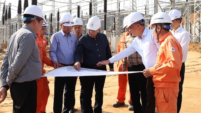 Lãnh đạo EVN và Ban Quản lý dự án Điện 1 nghe báo cáo tiến độ thi công Trạm biến áp 500kV Lào Cai và đường dây 220kV đấu nối. Ảnh: EVN