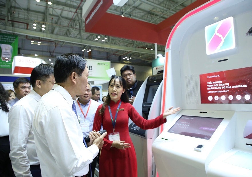 Thứ trưởng Bộ Khoa học & Công nghệ - Trần Văn Tùng tham quan gian hàng, trải nghiệm ngân hàng số Agribank Digital tại sự kiện Kết nối công nghệ và đổi mới sáng tạo Việt Nam 2022. (Ảnh: N. Kiên)