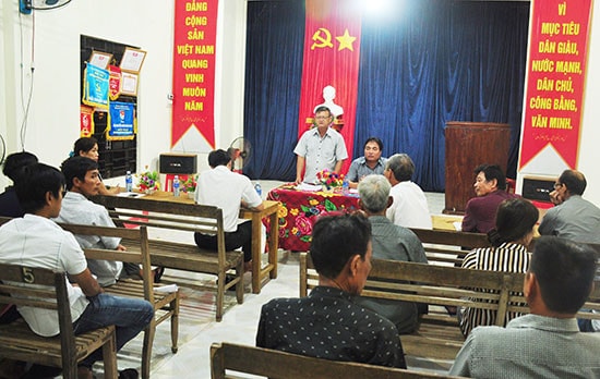 Đảng ủy xã Tam Thăng (TP.Tam Kỳ) họp Chi bộ thôn Kim Đới và Chi bộ thôn Kim Thành thống nhất các nội dung liên quan việc sáp nhập hai thôn - Ảnh NGUYÊN ĐOAN