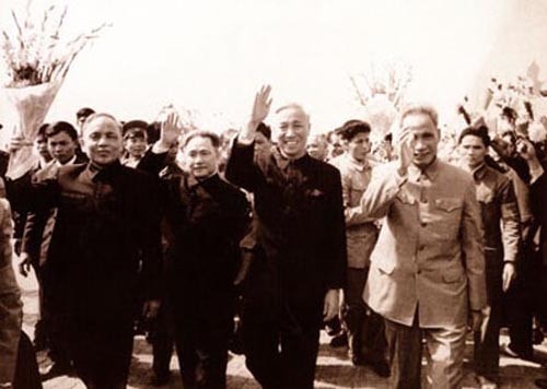 Nhân dân Hà Nội chào đón Đoàn đại biểu Chính phủ Việt Nam Dân chủ Cộng hòa ký kết Hiệp định Paris thắng lợi, về nước - Ảnh: TL