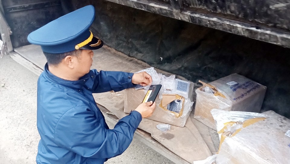 Tạm giữ số lượng lớn điện thoại di động có dấu hiệu nhập lậu -0