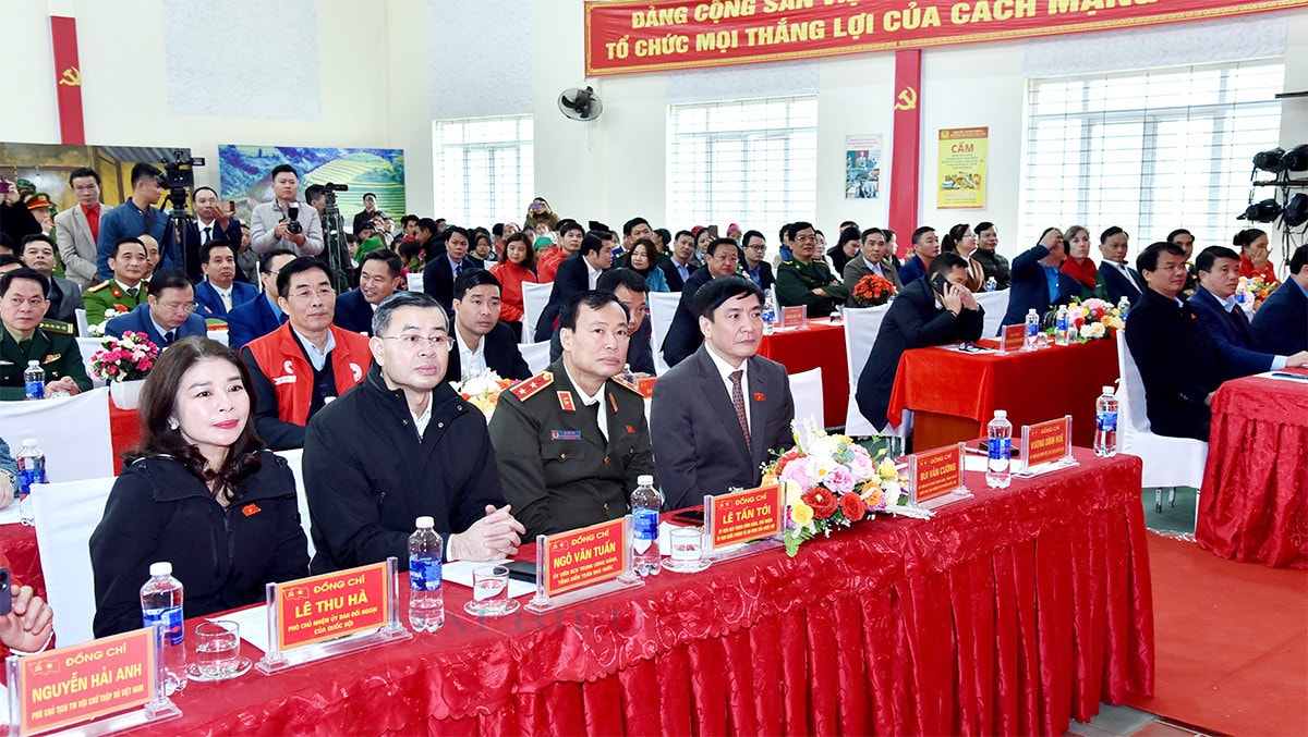 Chủ tịch Quốc hội Vương Đình Huệ dự chương trình “Tết nhân ái” tại xã biên giới Trịnh Tường, tỉnh Lào Cai -3