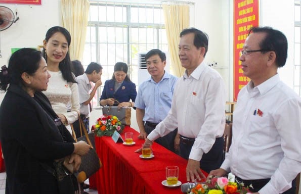 Ủy viên Ban Thường vụ Tỉnh ủy, Phó Chủ tịch Thường trực HĐND tỉnh Trần Minh Lực cùng các đại biểu HĐND tỉnh (đơn vị bầu cử số 7) TXCT phường Thanh Sơn, TP. Phan Rang - Tháp Chàm