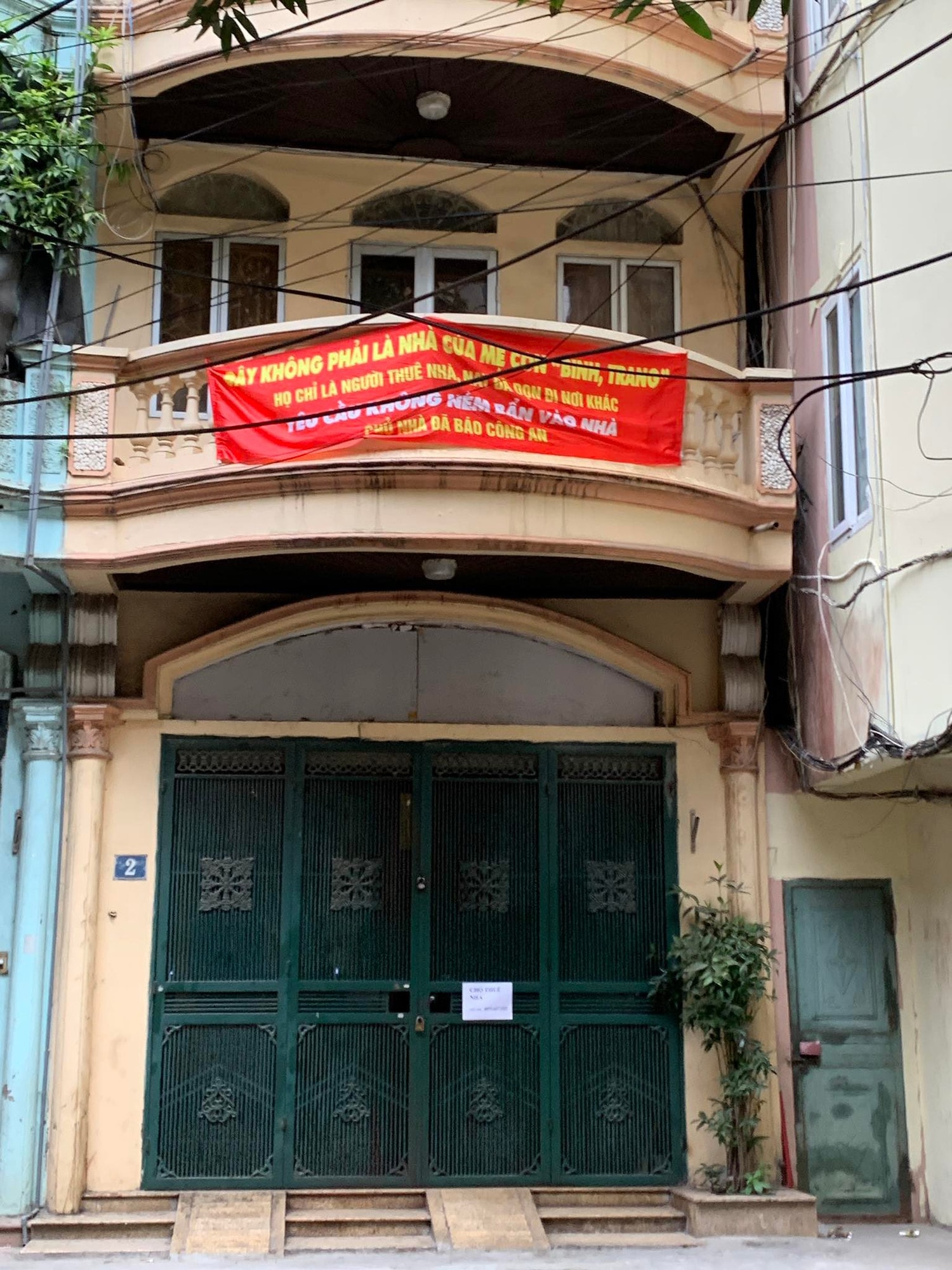 Hà Nội: Gần Tết, nhà dân phải treo băng rôn để không bị ném chất bẩn -0