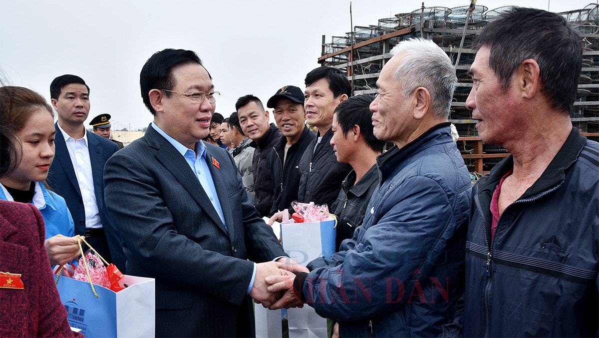 Chủ tịch Quốc hội Vương Đình Huệ thăm, tặng quà Tết gia đình chính sách, hộ nghèo, đồng bào dân tộc tỉnh Lào Cai, Quảng Bình và An Giang -6