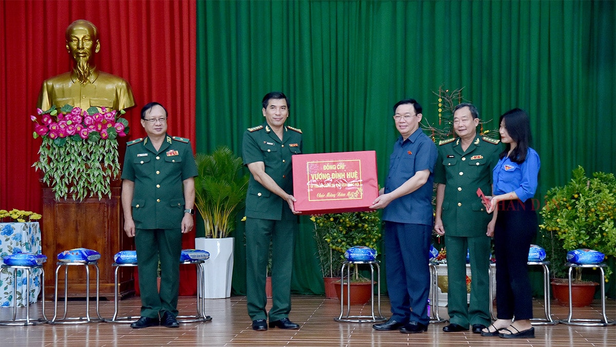 Chủ tịch Quốc hội Vương Đình Huệ thăm, tặng quà Tết gia đình chính sách, hộ nghèo, đồng bào dân tộc tỉnh Lào Cai, Quảng Bình và An Giang -6