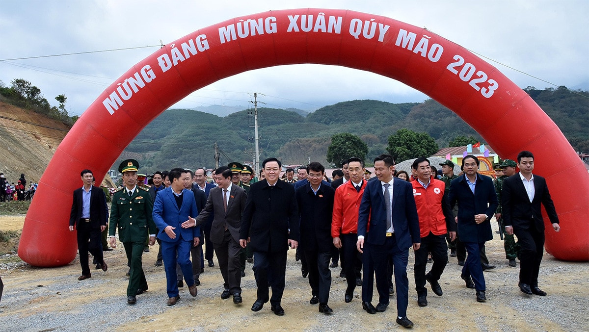 Chủ tịch Quốc hội Vương Đình Huệ thăm, tặng quà Tết gia đình chính sách, hộ nghèo, đồng bào dân tộc tỉnh Lào Cai, Quảng Bình và An Giang -3