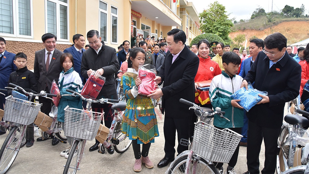 Chủ tịch Quốc hội Vương Đình Huệ thăm, tặng quà Tết gia đình chính sách, hộ nghèo, đồng bào dân tộc tỉnh Lào Cai, Quảng Bình và An Giang -1