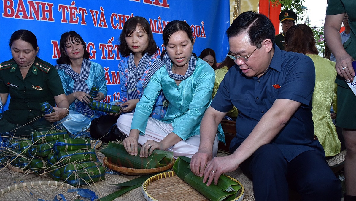 Chủ tịch Quốc hội Vương Đình Huệ thăm, tặng quà Tết gia đình chính sách, hộ nghèo, đồng bào dân tộc tỉnh Lào Cai, Quảng Bình và An Giang -8