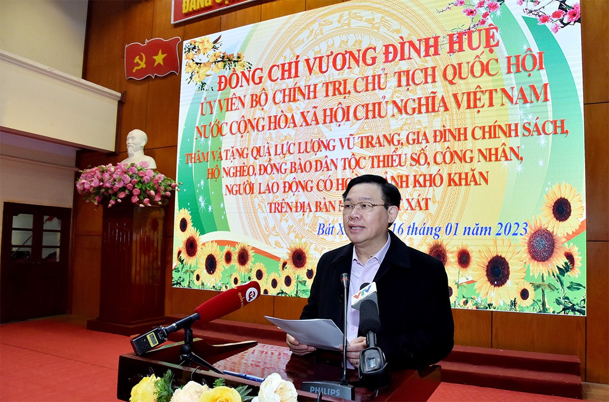 Chủ tịch Quốc hội Vương Đình Huệ thăm, tặng quà Tết gia đình chính sách, hộ nghèo, đồng bào dân tộc tỉnh Lào Cai, Quảng Bình và An Giang -0