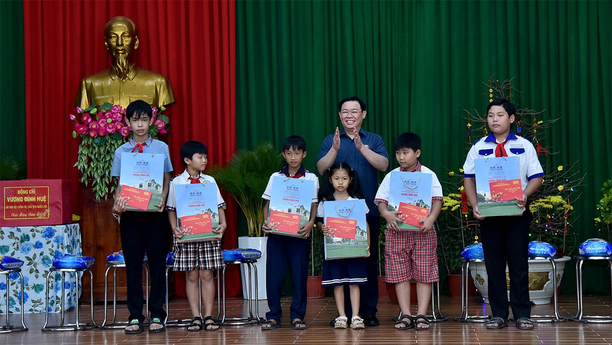 Chủ tịch Quốc hội Vương Đình Huệ thăm, tặng quà Tết gia đình chính sách, hộ nghèo, đồng bào dân tộc tỉnh Lào Cai, Quảng Bình và An Giang -7