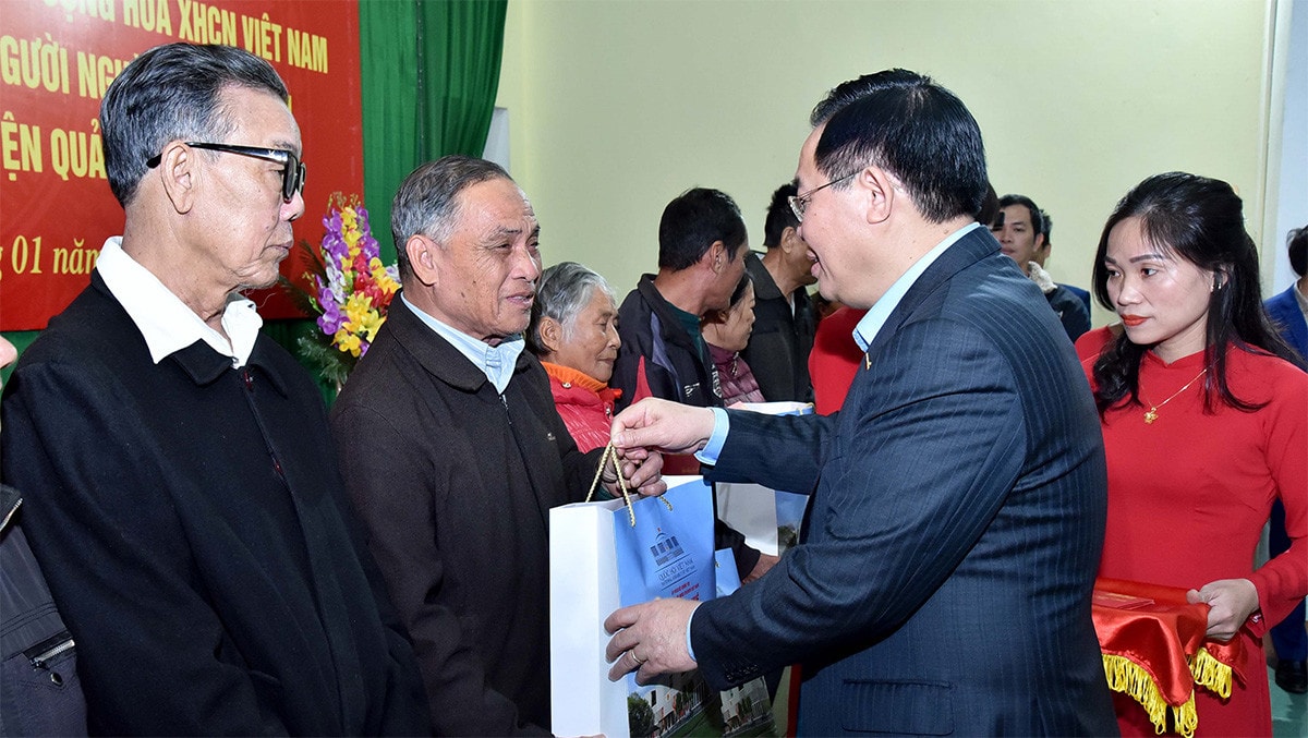 Chủ tịch Quốc hội Vương Đình Huệ thăm, tặng quà Tết gia đình chính sách, hộ nghèo, đồng bào dân tộc tỉnh Lào Cai, Quảng Bình và An Giang -0