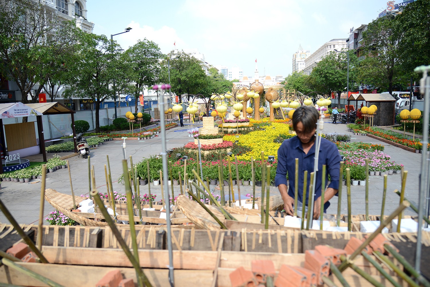 TP. Hồ Chí Minh: Những hình ảnh đầu tiên trên đường hoa Nguyễn Huệ ảnh 8 TP. Hồ Chí Minh: Những hình ảnh đầu tiên trên đường hoa Nguyễn Huệ