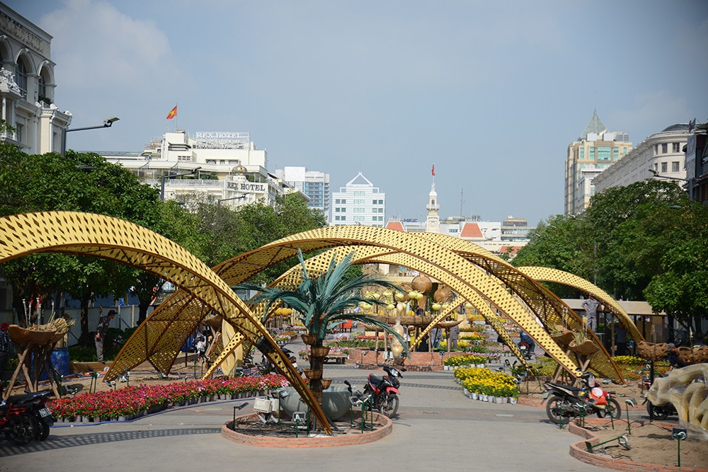 TP. Hồ Chí Minh: Những hình ảnh đầu tiên trên đường hoa Nguyễn Huệ ảnh 5 TP. Hồ Chí Minh: Những hình ảnh đầu tiên trên đường hoa Nguyễn Huệ