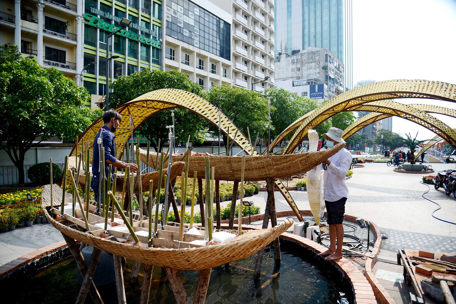 Đường hoa Nguyễn Huệ Tết 2023 sử dụng nhiều chất liệu thân thiện với môi trường và có thể tái sử dụng như kim loại, xốp, mây, tre, nứa, gạch, vải, dây thun… cùng khoảng 88 loại hoa, 18 loại lá; gần 106.000 chậu, giỏ hoa các loại; hơn 300m2 cỏ... TP. Hồ Chí Minh: Những hình ảnh đầu tiên trên đường hoa Nguyễn Huệ