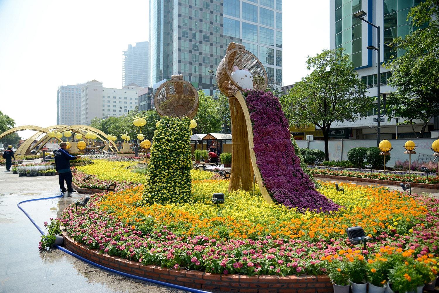 Dòng suối hoa trên đường Nguyễn Huệ. TP. Hồ Chí Minh: Những hình ảnh đầu tiên trên đường hoa Nguyễn Huệ