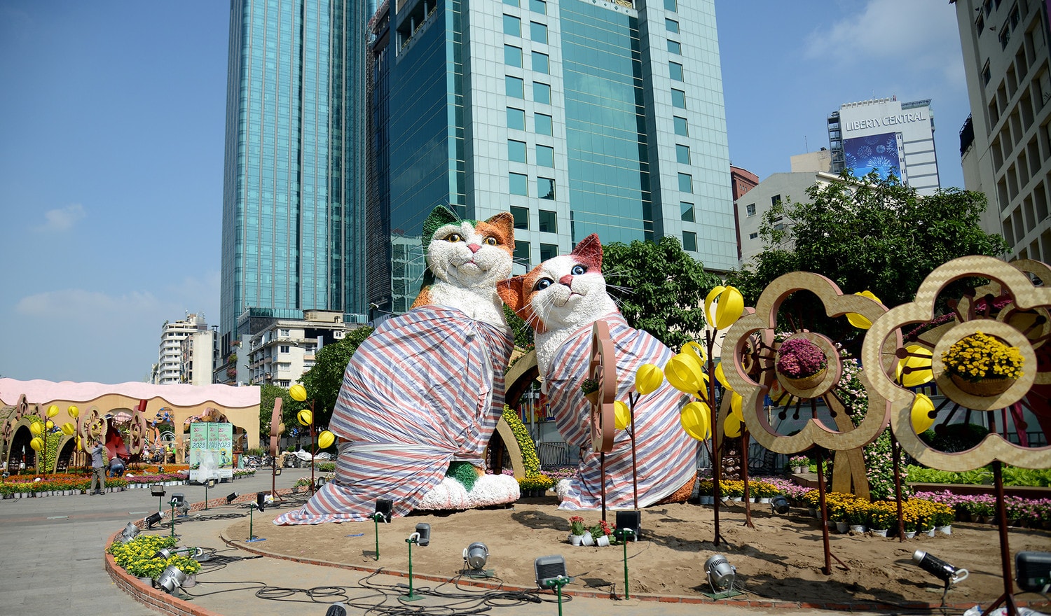 TP. Hồ Chí Minh: Những hình ảnh đầu tiên trên đường hoa Nguyễn Huệ ảnh 13 TP. Hồ Chí Minh: Những hình ảnh đầu tiên trên đường hoa Nguyễn Huệ