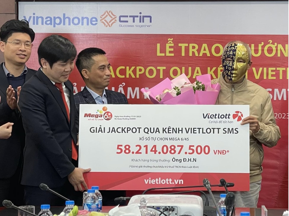 Cán bộ về hưu trúng Jackpot hơn 58 tỷ đồng qua ứng dụng Vietlott SMS -0