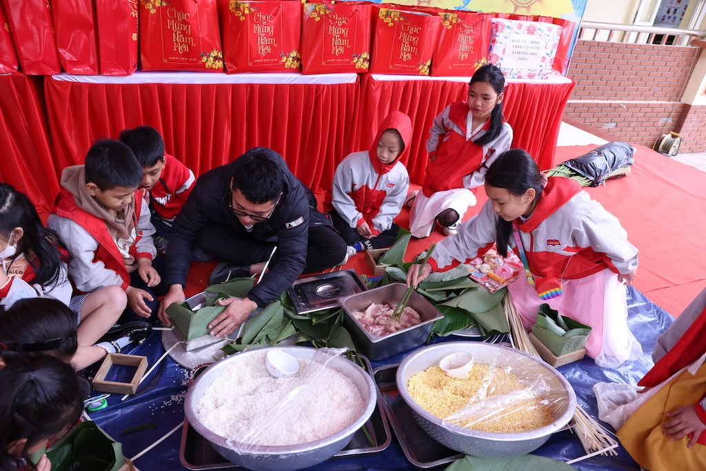 Học sinh trải nghiệm gói bánh chưng Tết Học sinh Hà Nội hào hứng gói bánh chưng, tìm hiểu về Tết cổ truyền -0