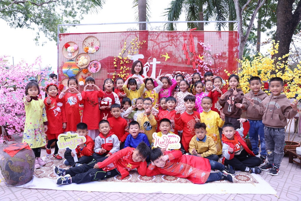 Cô và trò Trường Tiểu học Trường Tiểu học Hoàng Diệu (Chương Mỹ, Hà Nội) Học sinh Hà Nội hào hứng gói bánh chưng, tìm hiểu về Tết cổ truyền -0