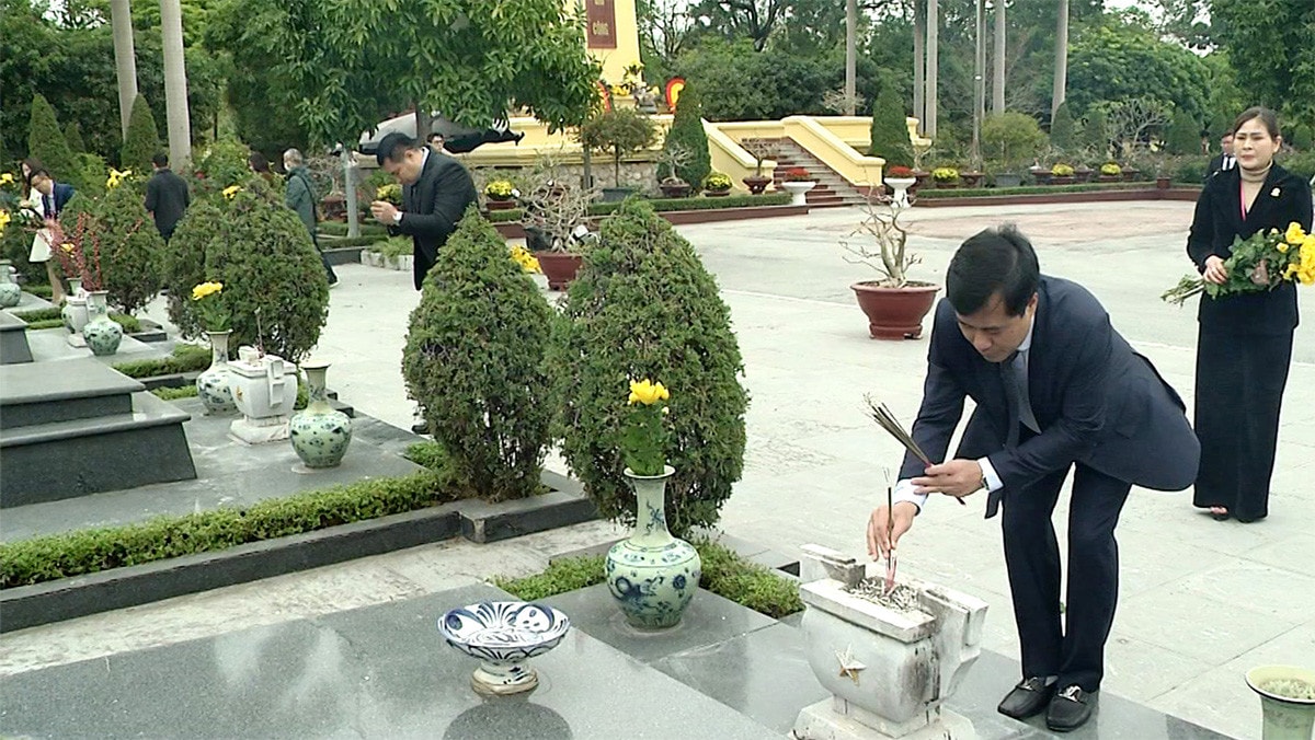Đoàn đại biểu Văn Phòng Quốc hội dâng hương, báo công Chủ tịch Hồ Chí Minh -2