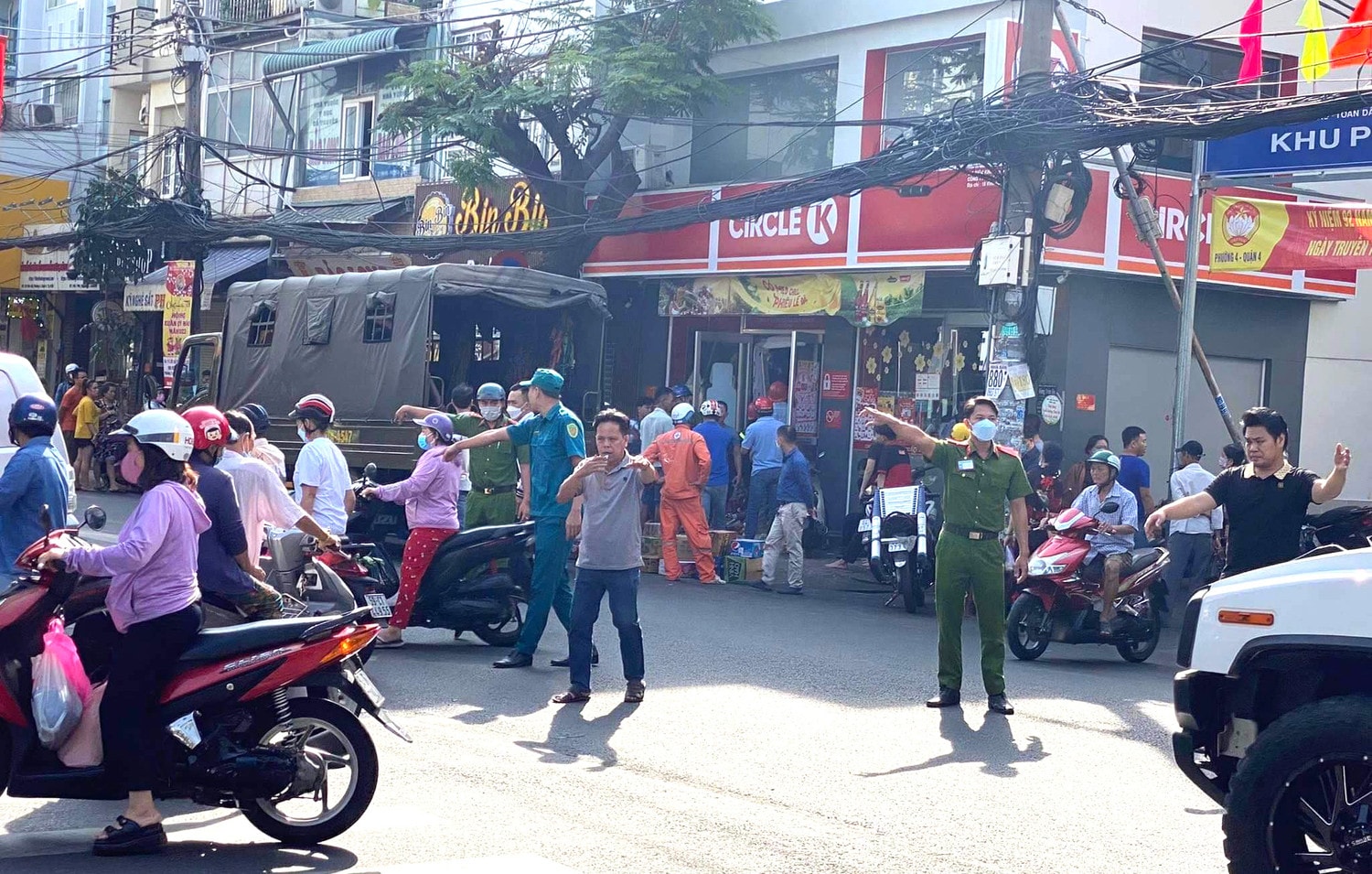 TP. Hồ Chí Minh: Sập cửa hàng tiện lợi, nghi nhiều người mắc kẹt