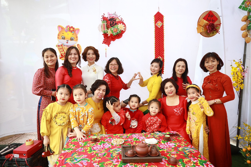 Học sinh Hà Nội hào hứng gói bánh chưng, tìm hiểu về Tết cổ truyền -0