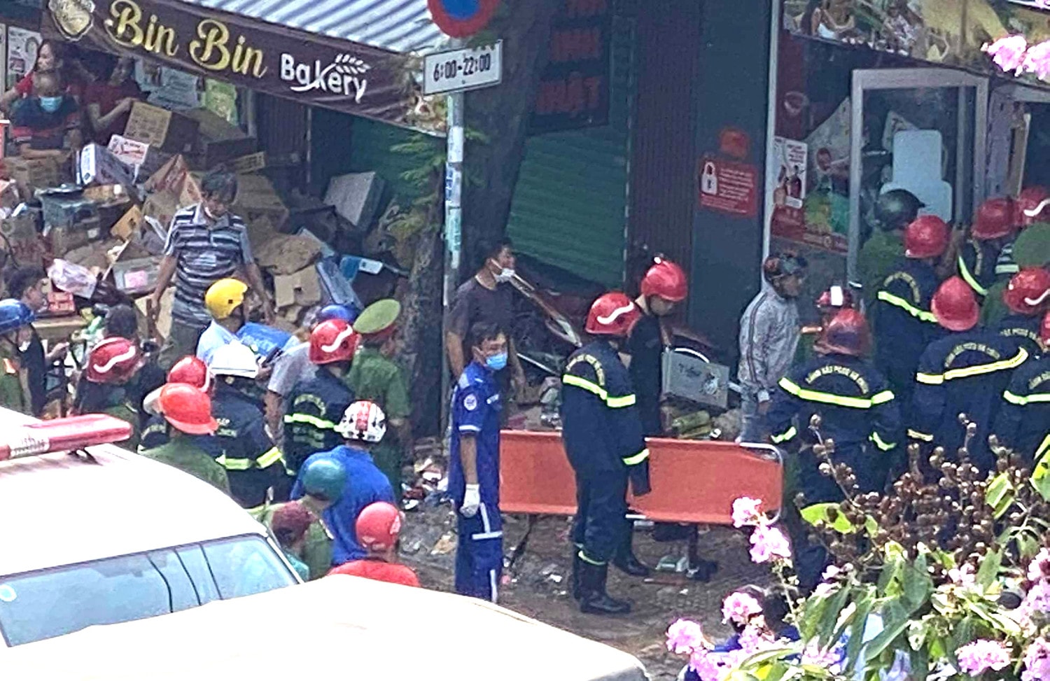 TP. Hồ Chí Minh: Sập cửa hàng tiện lợi, nghi nhiều người mắc kẹt
