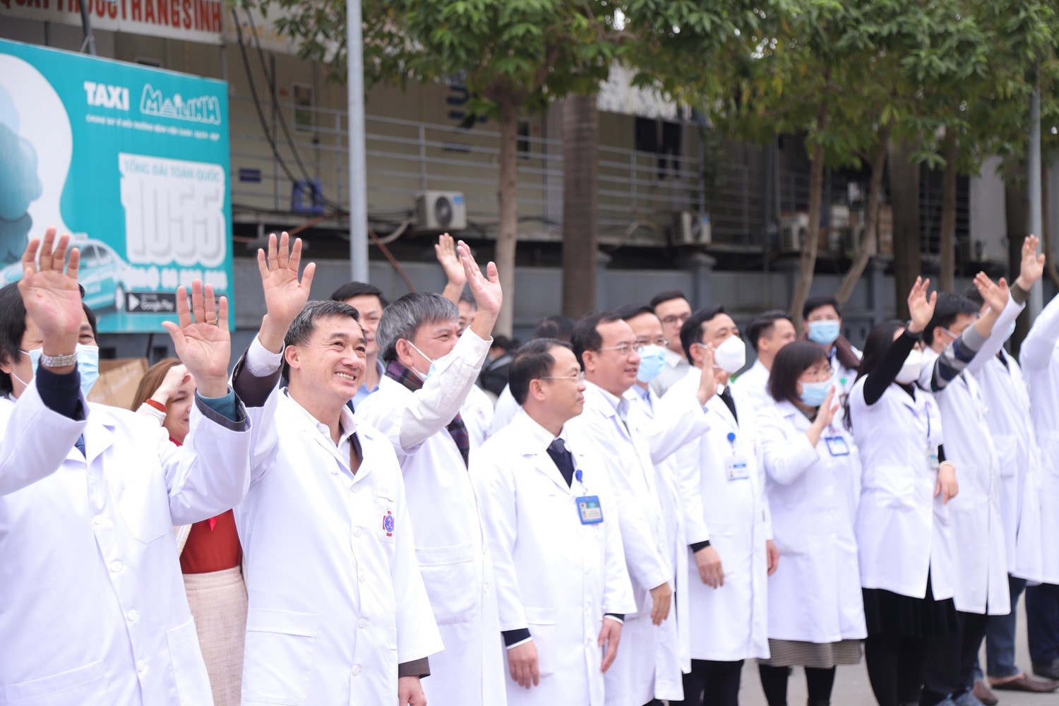 Ấm lòng những “Chuyến xe yêu thương” Bệnh viện K chở bệnh nhân về quê ăn Tết -0