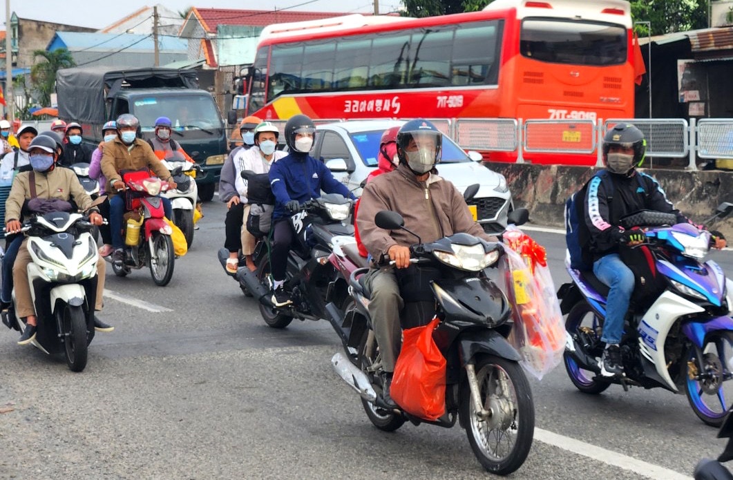 Người dân đổ về cửa ngõ miề Tấy để về quê đón Tết. Đang về quê đón Tết, bất ngờ được CSGT phát mũ bảo hiểm, nước uống, khăn lạnh