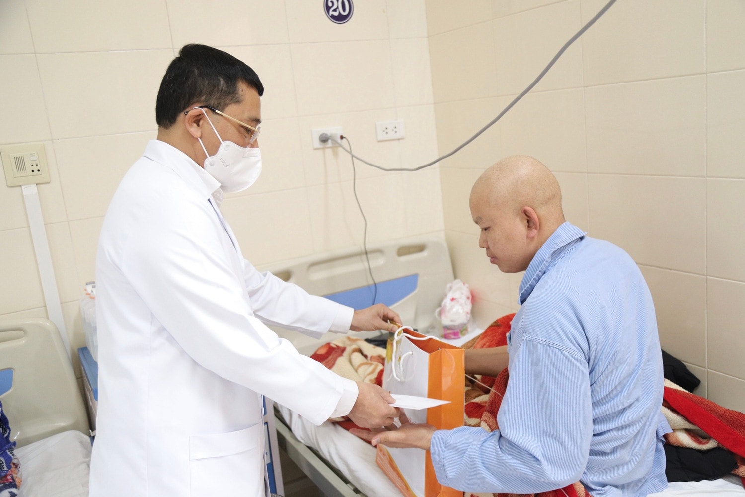 Ấm lòng những “Chuyến xe yêu thương” Bệnh viện K chở bệnh nhân về quê ăn Tết -0