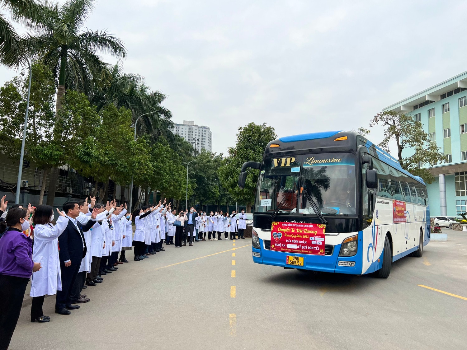 Ấm lòng những “Chuyến xe yêu thương” Bệnh viện K chở bệnh nhân về quê ăn Tết -0
