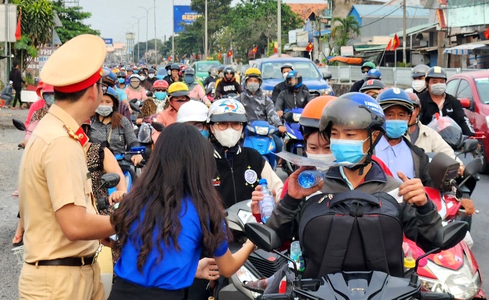 Đang về quê đón Tết, bất ngờ được CSGT phát mũ bảo hiểm, nước uống, khăn lạnh ảnh 9 Đang về quê đón Tết, bất ngờ được CSGT phát mũ bảo hiểm, nước uống, khăn lạnh
