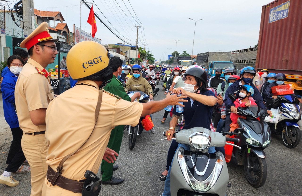Đang về quê đón Tết, bất ngờ được CSGT phát mũ bảo hiểm, nước uống, khăn lạnh. Đang về quê đón Tết, bất ngờ được CSGT phát mũ bảo hiểm, nước uống, khăn lạnh