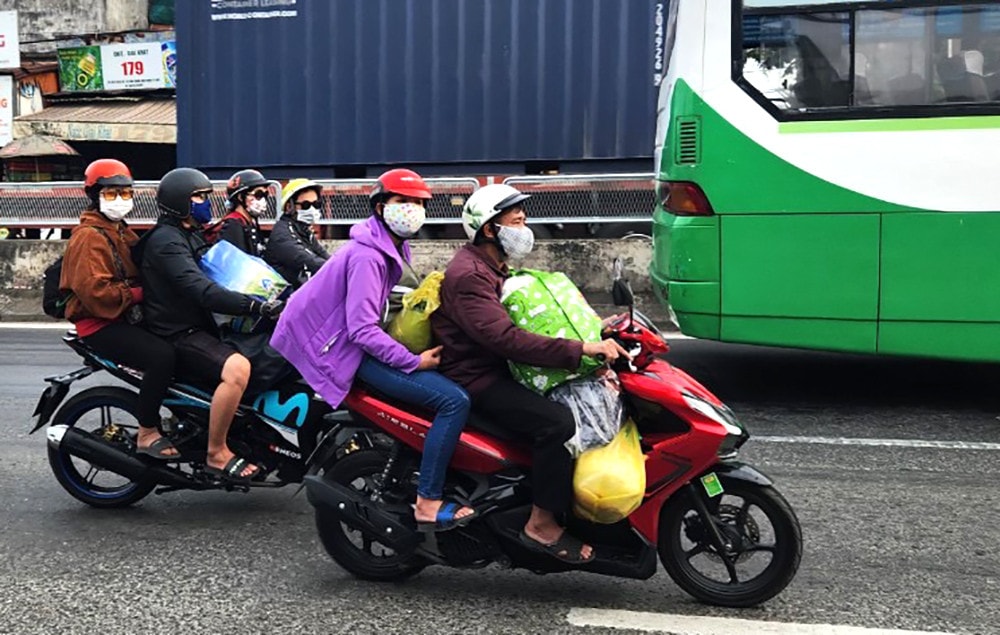 Đang về quê đón Tết, bất ngờ được CSGT phát mũ bảo hiểm, nước uống, khăn lạnh ảnh 5 Đang về quê đón Tết, bất ngờ được CSGT phát mũ bảo hiểm, nước uống, khăn lạnh