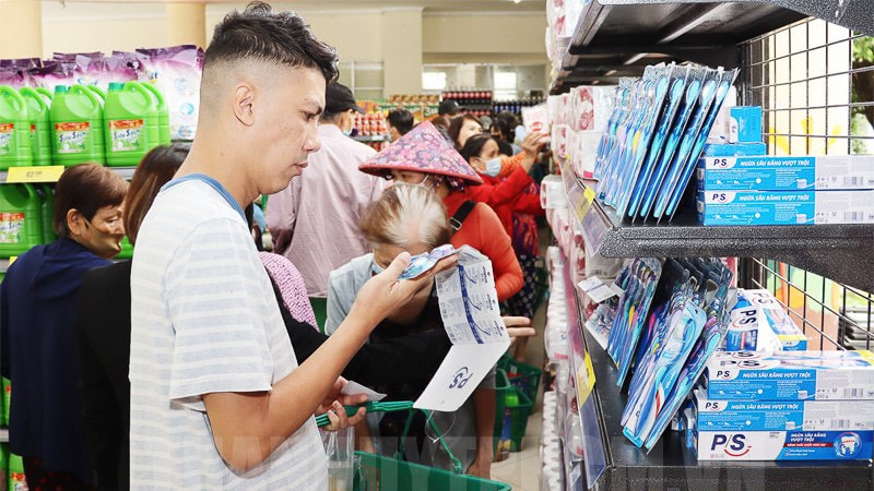 Chiều 28 tháng Chạp – người dân TP. Hồ Chí Minh nô nức đi sắm Tết -0