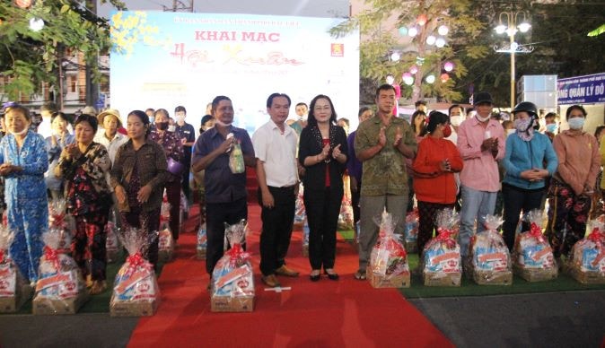 Phó Bí thư Thường trực Tỉnh ủy Bạc Liêu Lê Thị Ái Nam trao quà cho hộ dân có hoàn cảnh khó khăn trên địa bàn TP. Bạc Liêu. Ngày Tết về Bạc Liêu đi “Chợ quê xưa” -0
