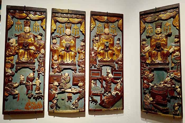 Hiện vật gỗ sơn son thếp vàng được bảo quản và giới thiệu đến công chúng thăm quan Bảo tàng Lịch sử quốc gia